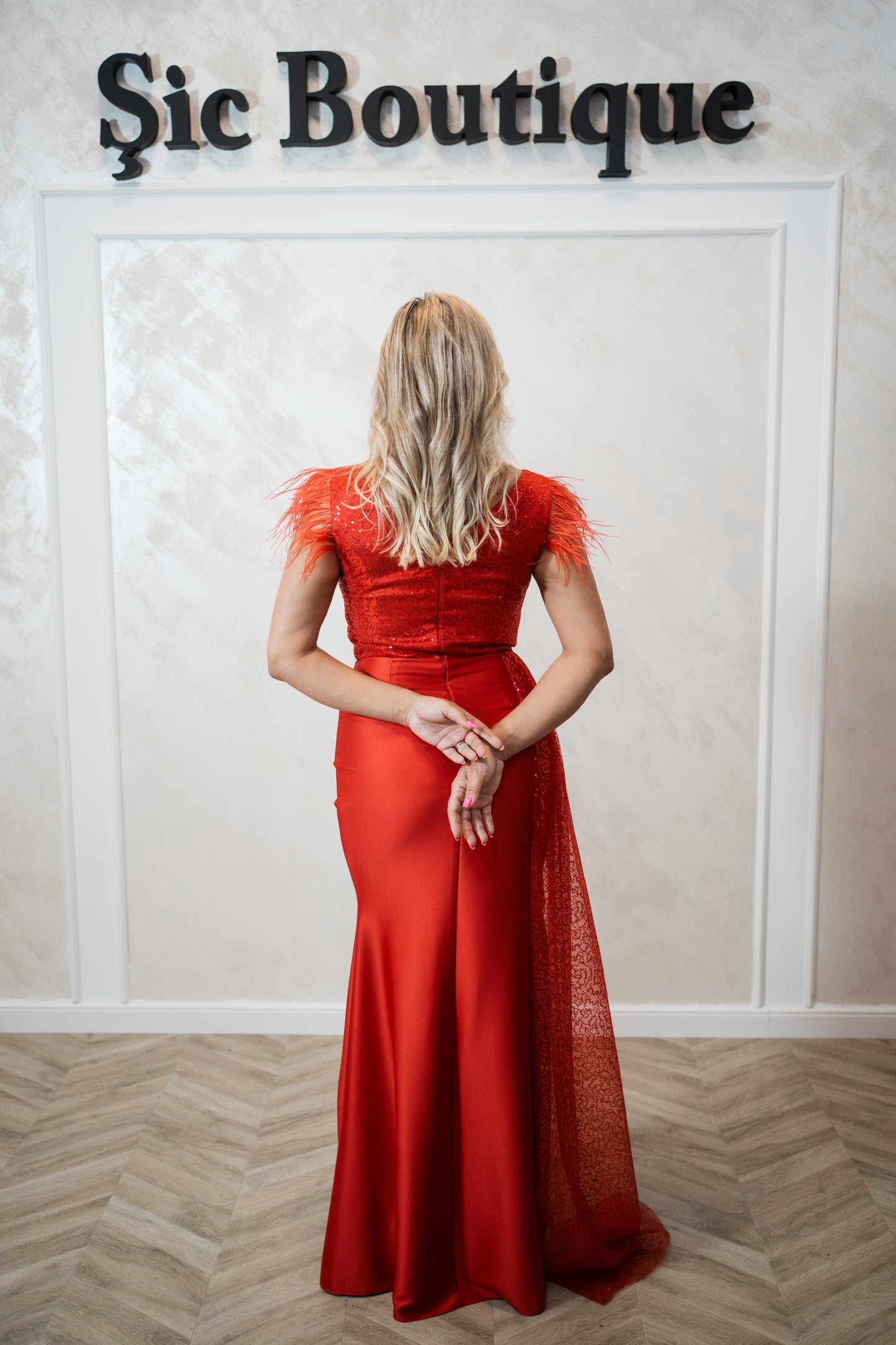 Rochie de seară roșie – model unicat din satin cu pene și dantelă paietată