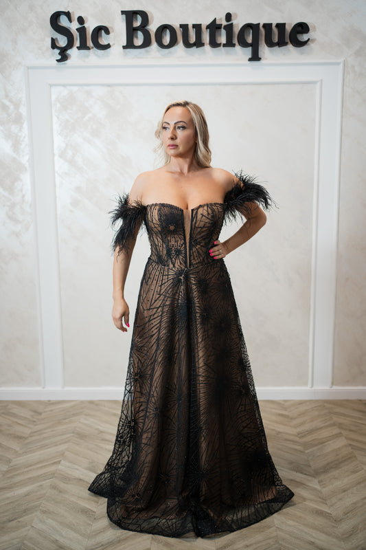 Rochia Andora-Rochie de seară nude-negru cu pene și broderie – Eleganță rafinată și design spectaculos
