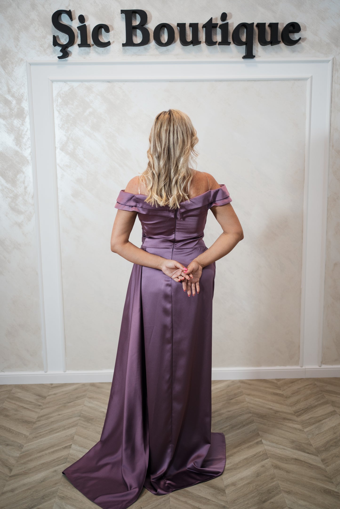 Rochia Seray-Rochie elegantă mov din crepsaten – rafinament și feminitate într-o piesă specială
