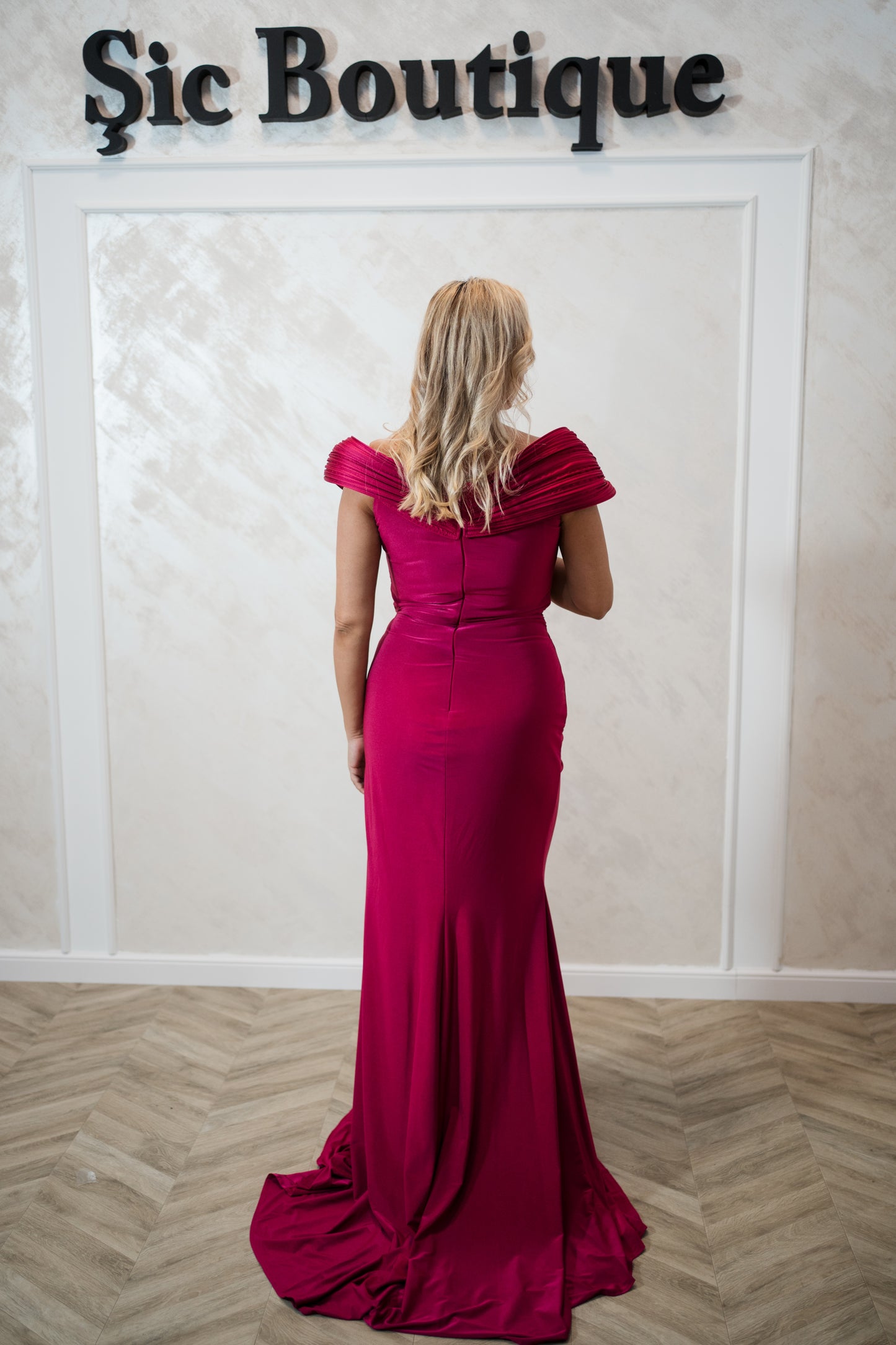 Rochia Danya-Rochie de seară fucsia cu crepătură și broșe decorative – eleganță arhitecturală pentru apariții spectaculoase