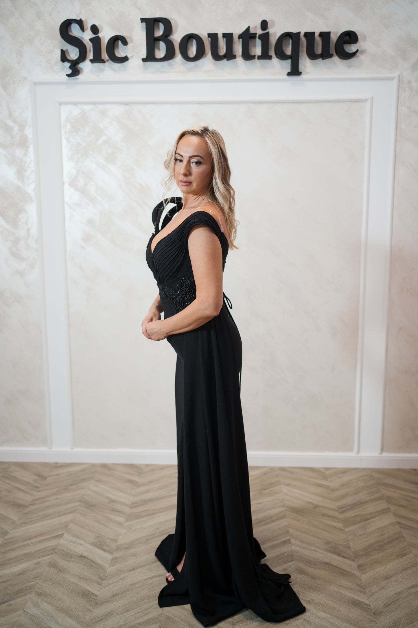 Rochia Emaria-Rochie de seară lungă, elegantă, cu detalii brodate și slit frontal – Negru clasic