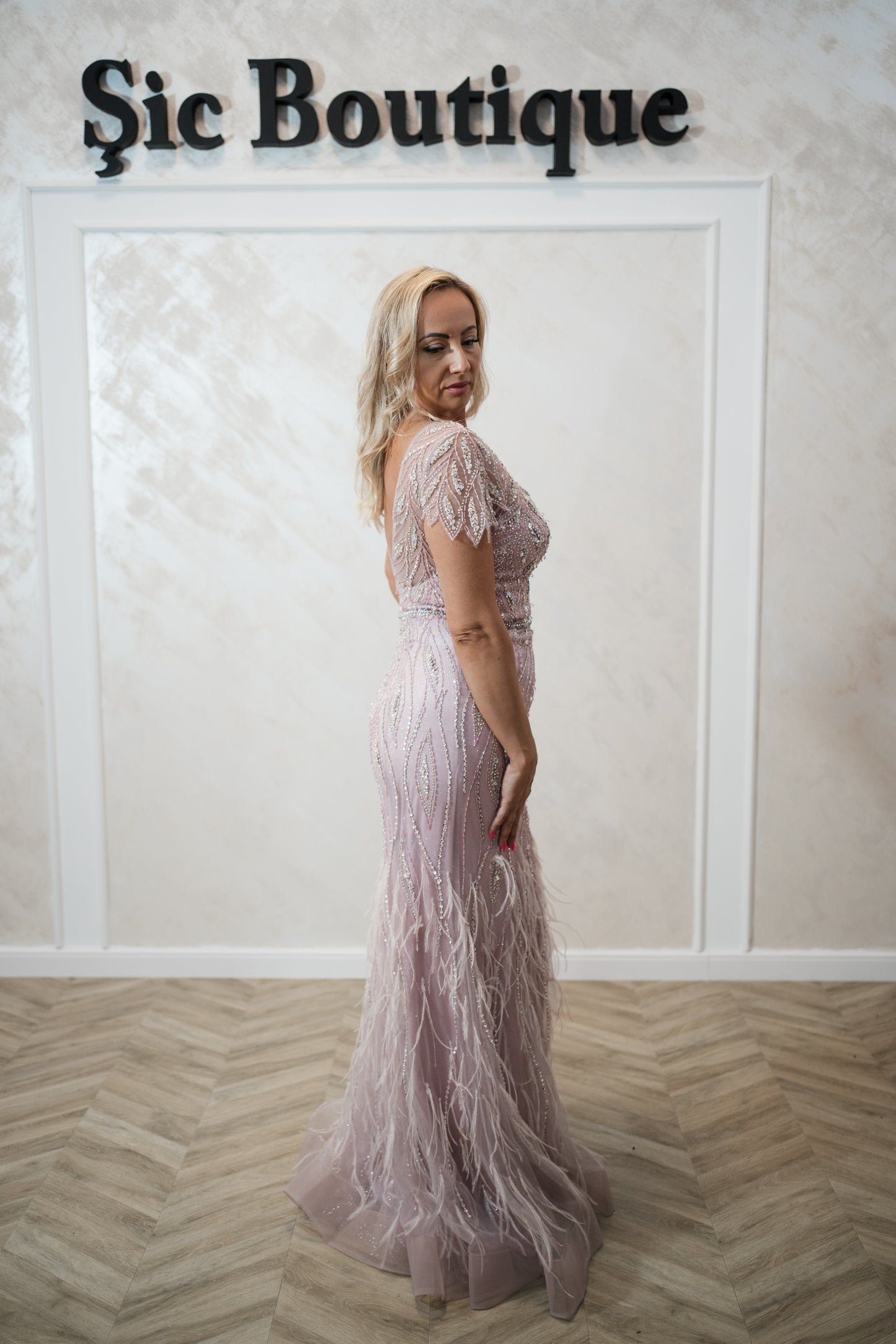 Rochie de seară ediție limitată – cu pene, cristale și fir de mătase