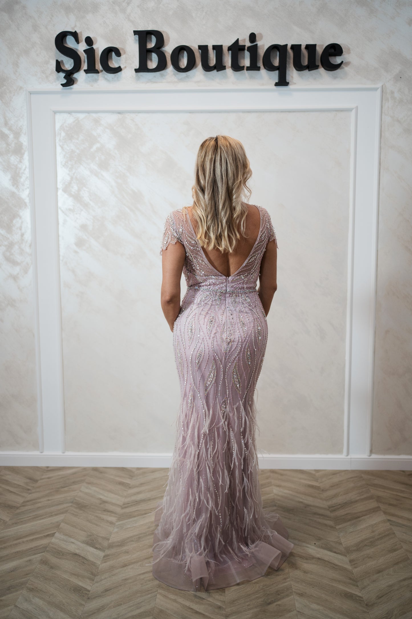 Rochie de seară ediție limitată – cu pene, cristale și fir de mătase