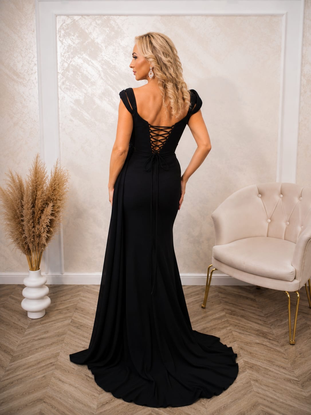 Rochia Emaria – Rochie de seara lunga neagra cu corset reglabil si slit