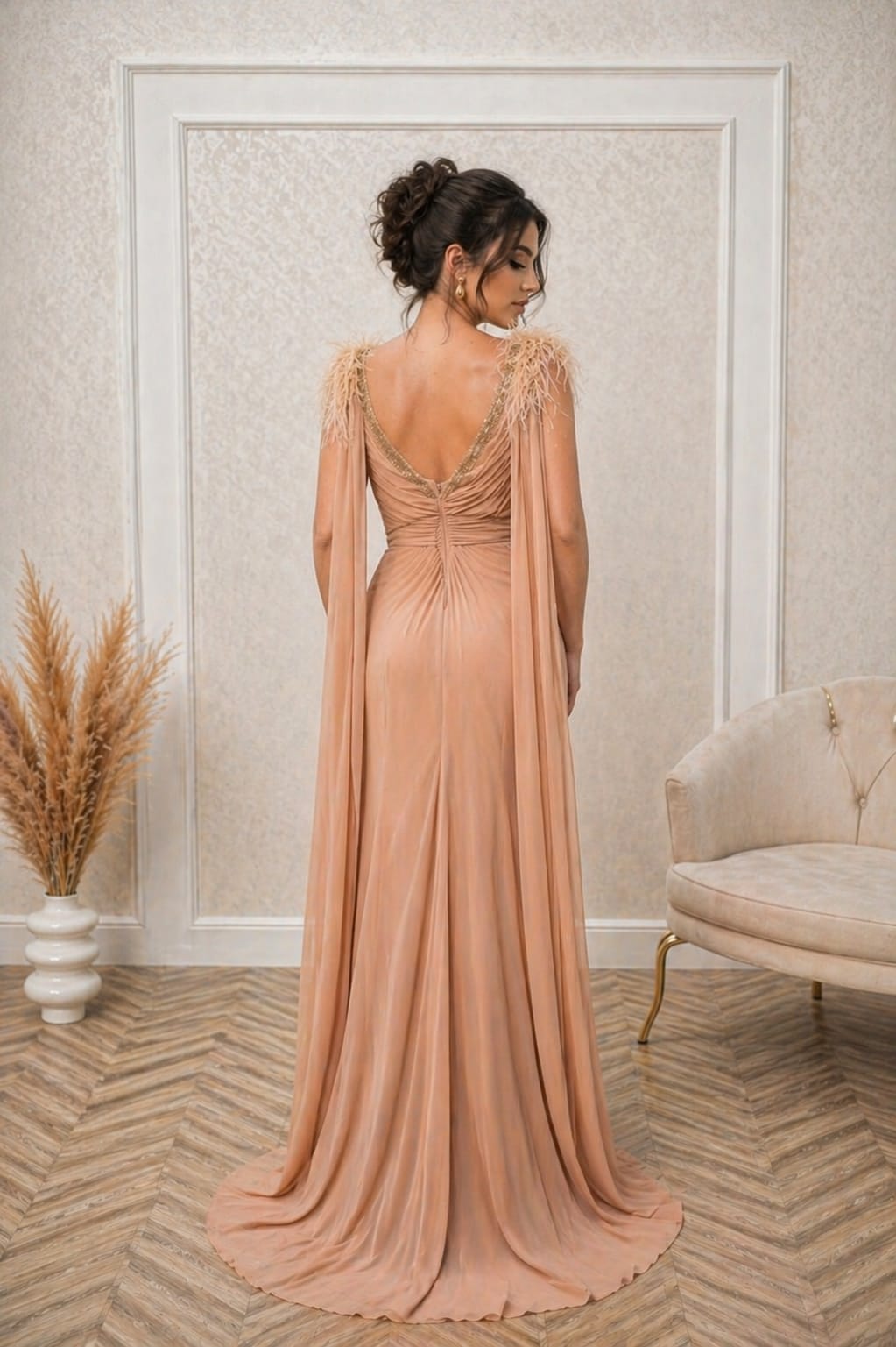Rochia Fedra Lux – Rochie deosebita culoare crem din voal cu pene si drapaj elegant
