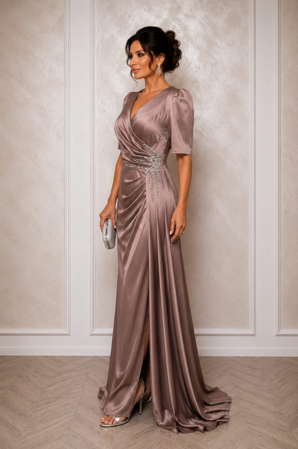 Rochia Tatiana – rochie lunga din satin premium cu maneci 3/4 ,drapaje care avantajează silueta in nuante de verde smarald si capuccino