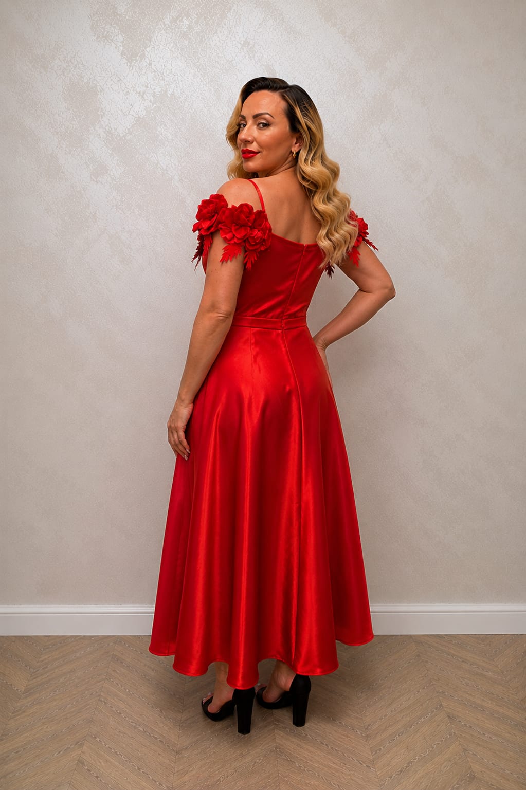 Rochia Roze – rochie midi din satin cu trandafiri 3D