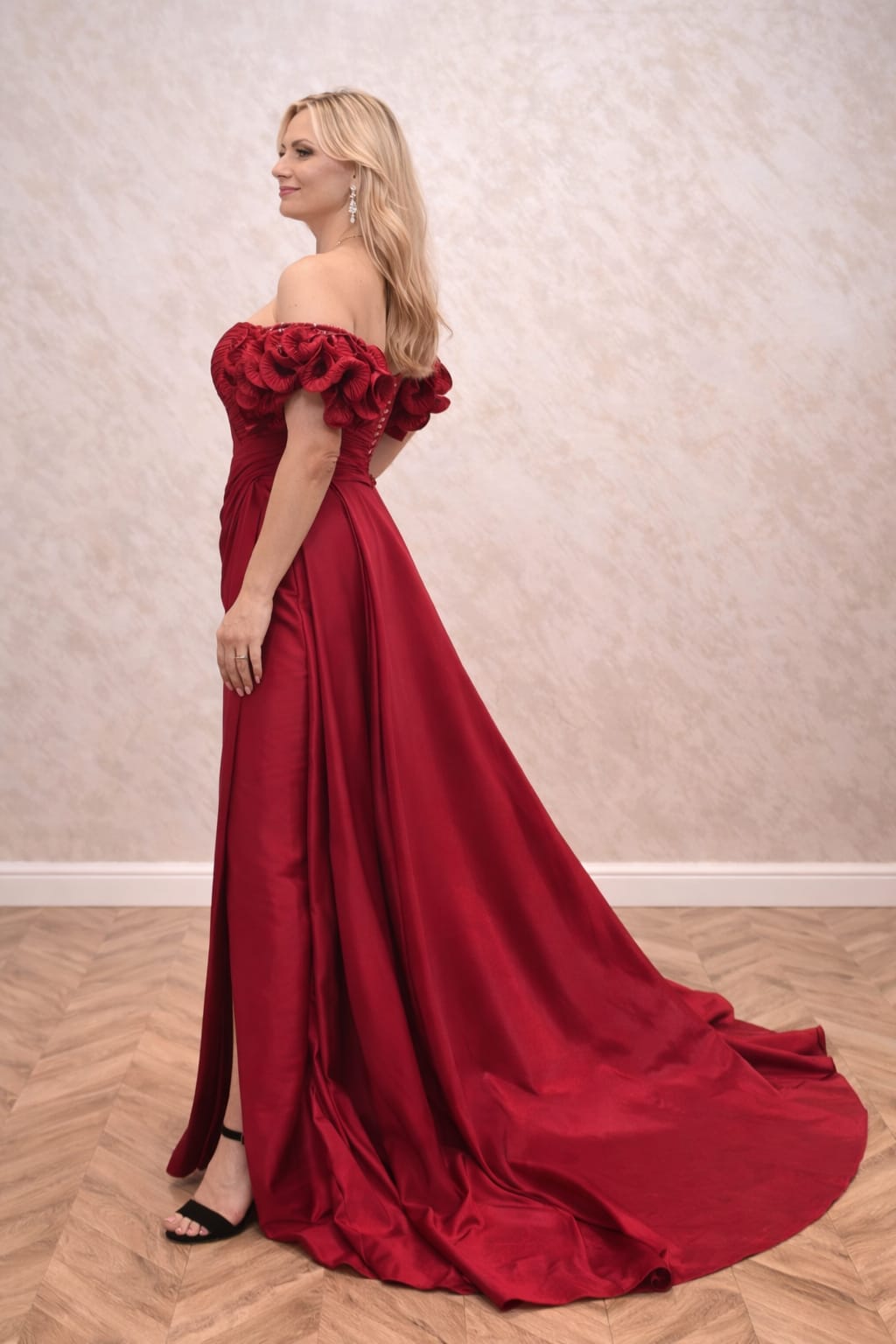 Rochia Serenity – Rochie lunga magenta cu trena si umeri goi