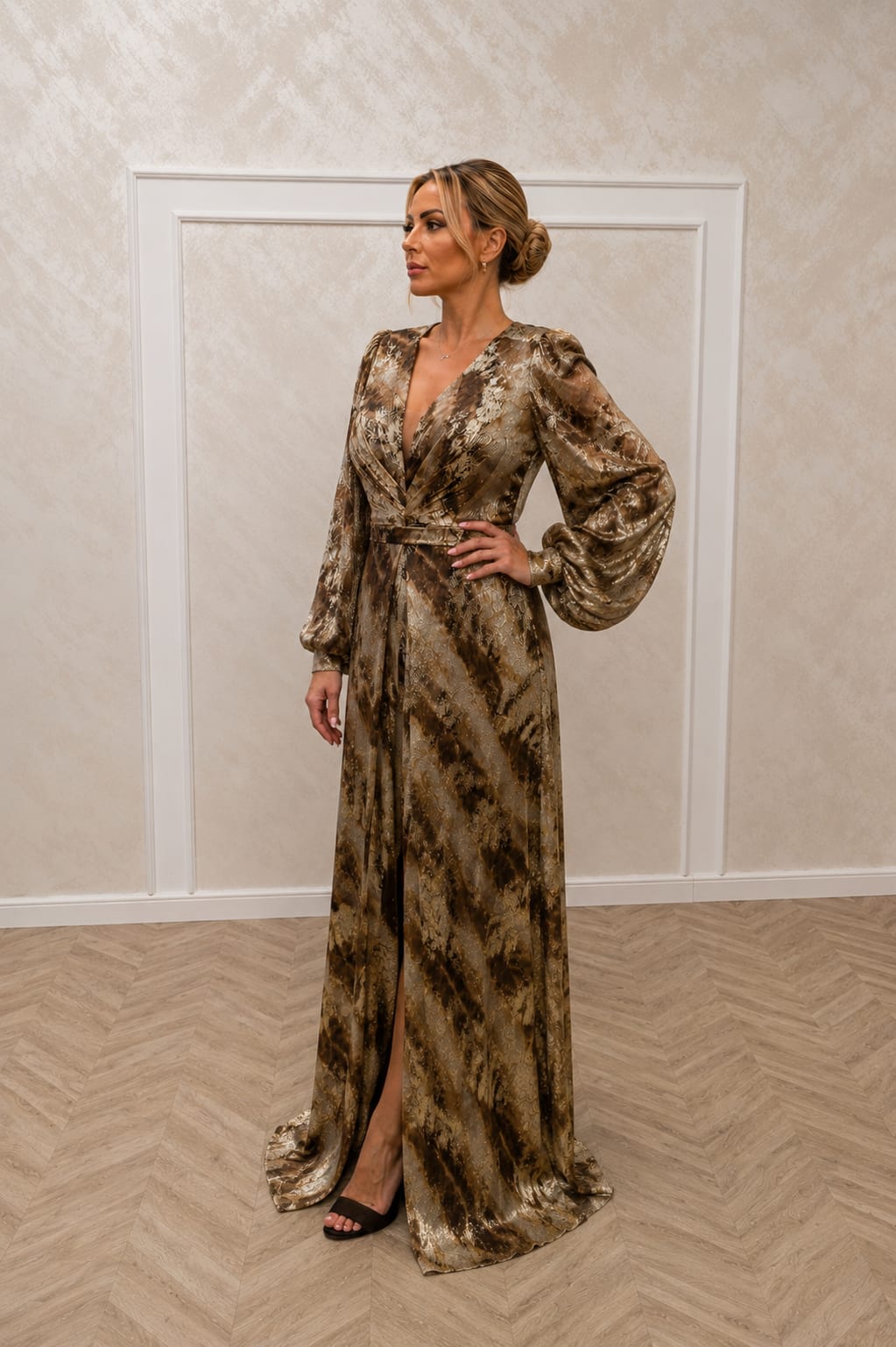 Rochia Gala-rochie lunga eleganta aurie cu maneci boho si decolteu petrecut