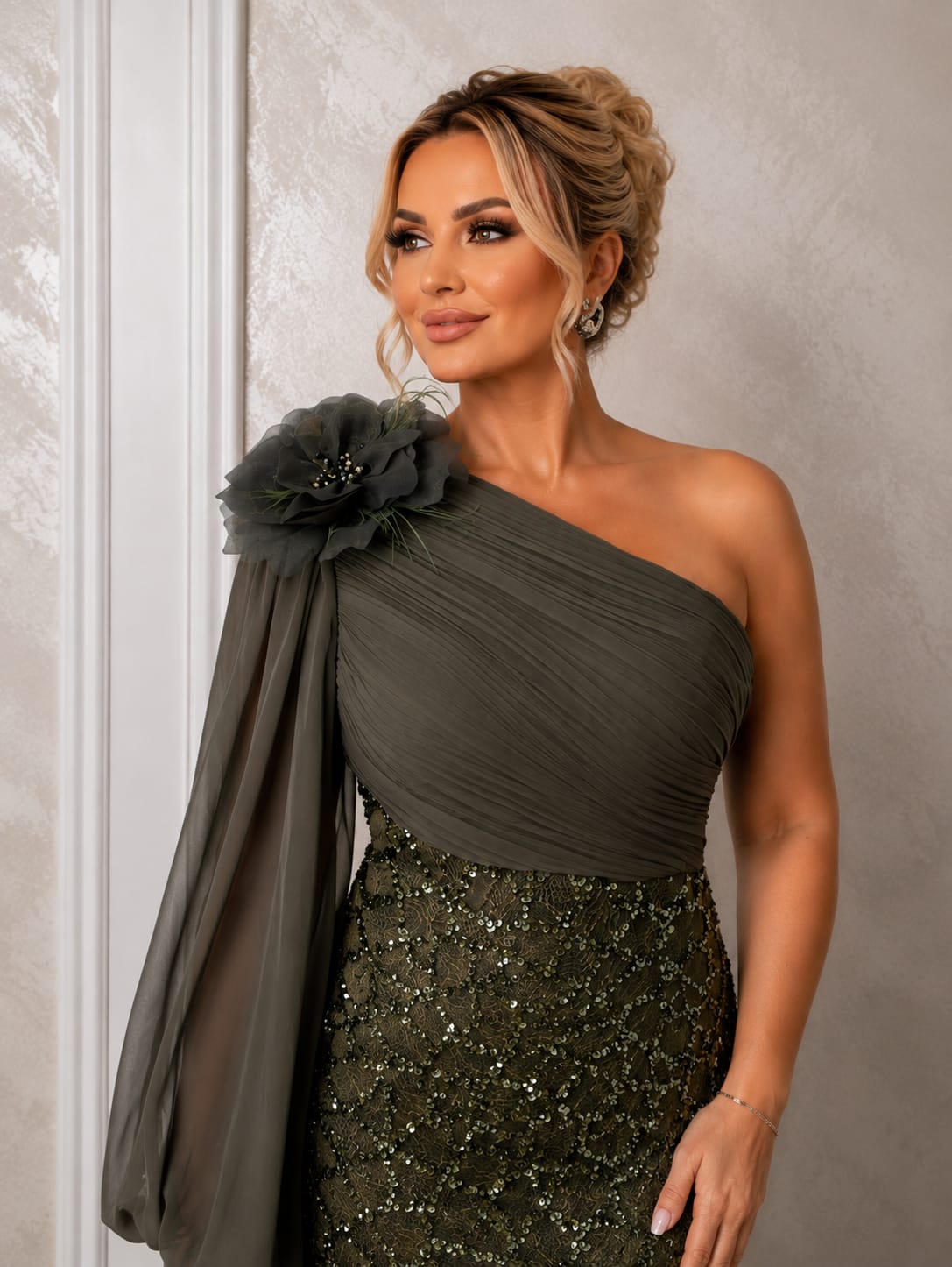 Rochia Elegance - rochie lunga neagra sau verde oliv-auriu couture cu paiete, esarfa si detalii premium. Perfecta pentru evenimente speciale