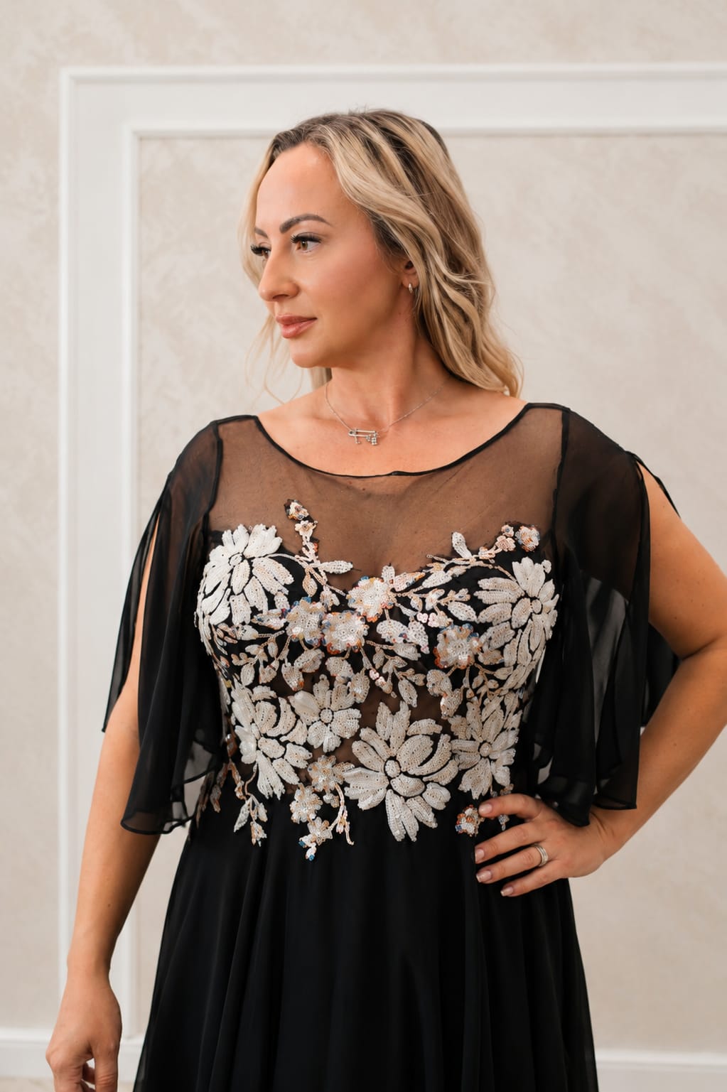 Rochia Mika – Rochie lunga eleganta din voal cu spatele gol și maneci despicate