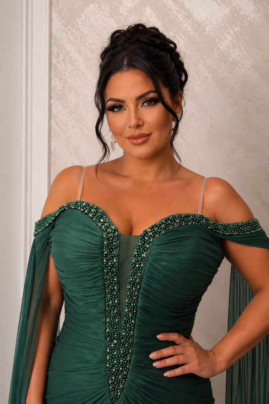 Rochia Emerald Goddess – rochie lunga verde smarald cu drapaje luxury si maeci tip capa. Ideala pentru nunti gale si evenimente elegante