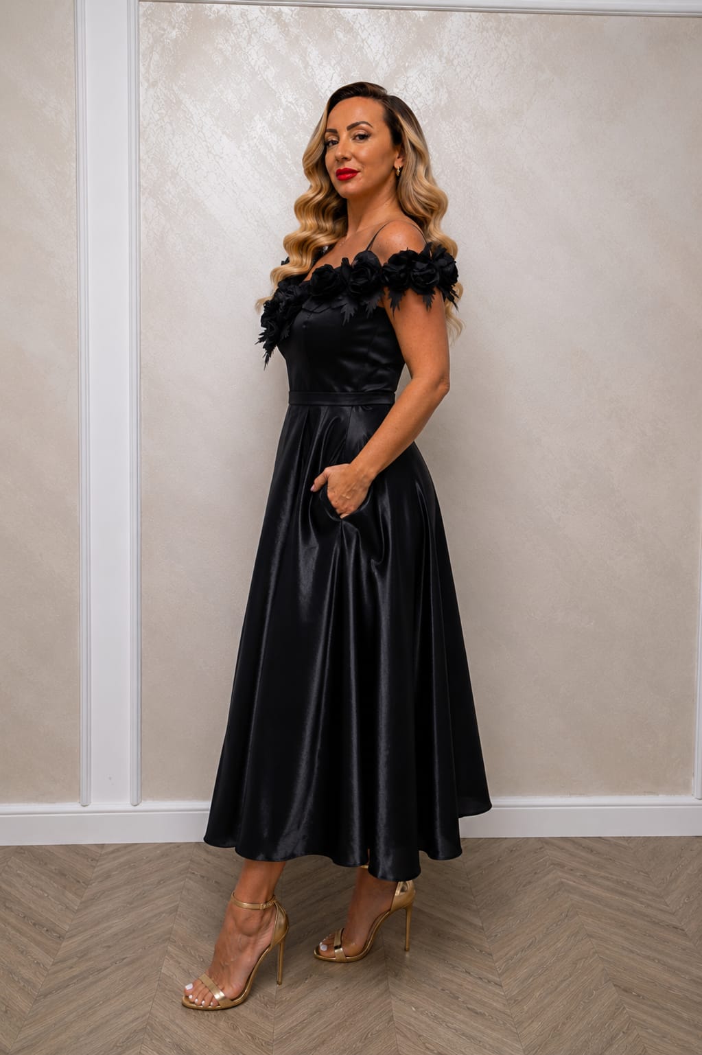Rochia Roze – rochie midi din satin cu trandafiri 3D