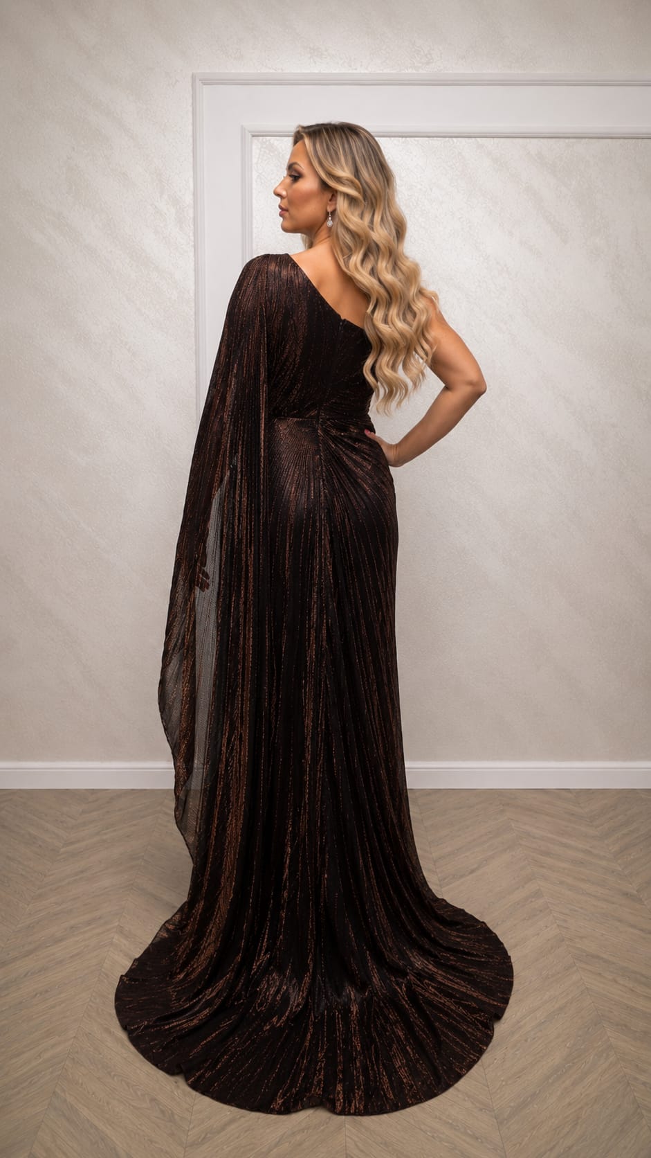 Rochia Rene – Rochie lunga de seara cu slit si maneca tip esarfa asimetrica
