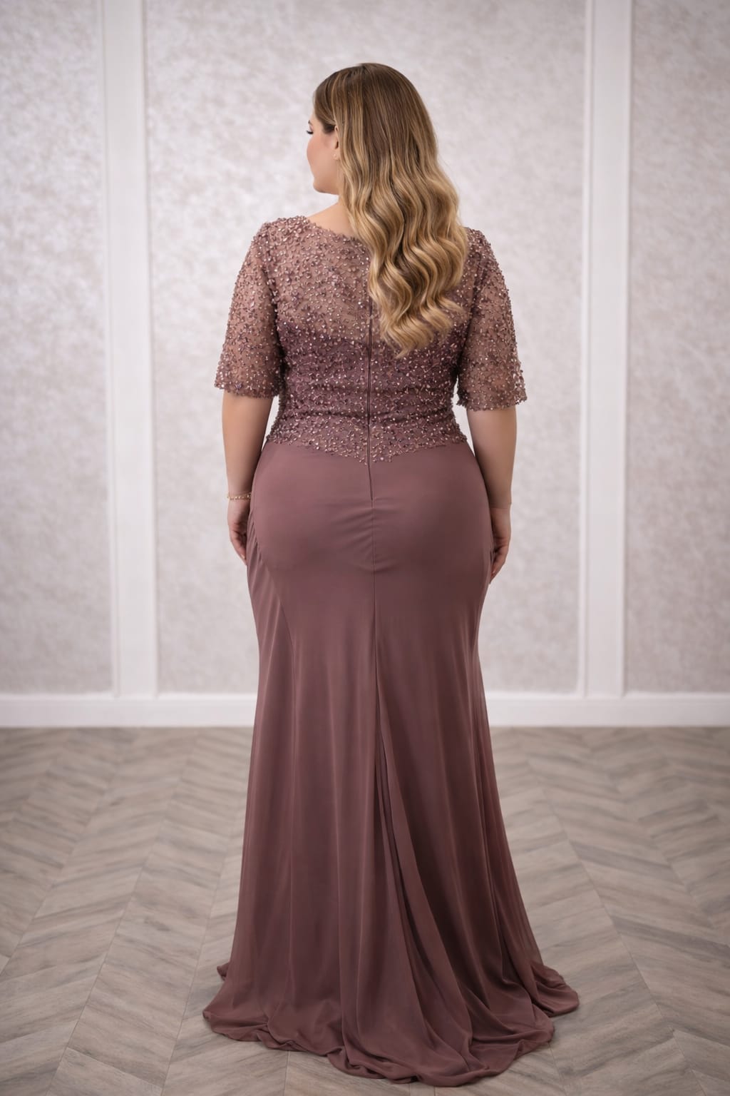 Rochia Amalia – Rochie eleganta plus size din tull italian și material paietat, care avantajeaza silueta
