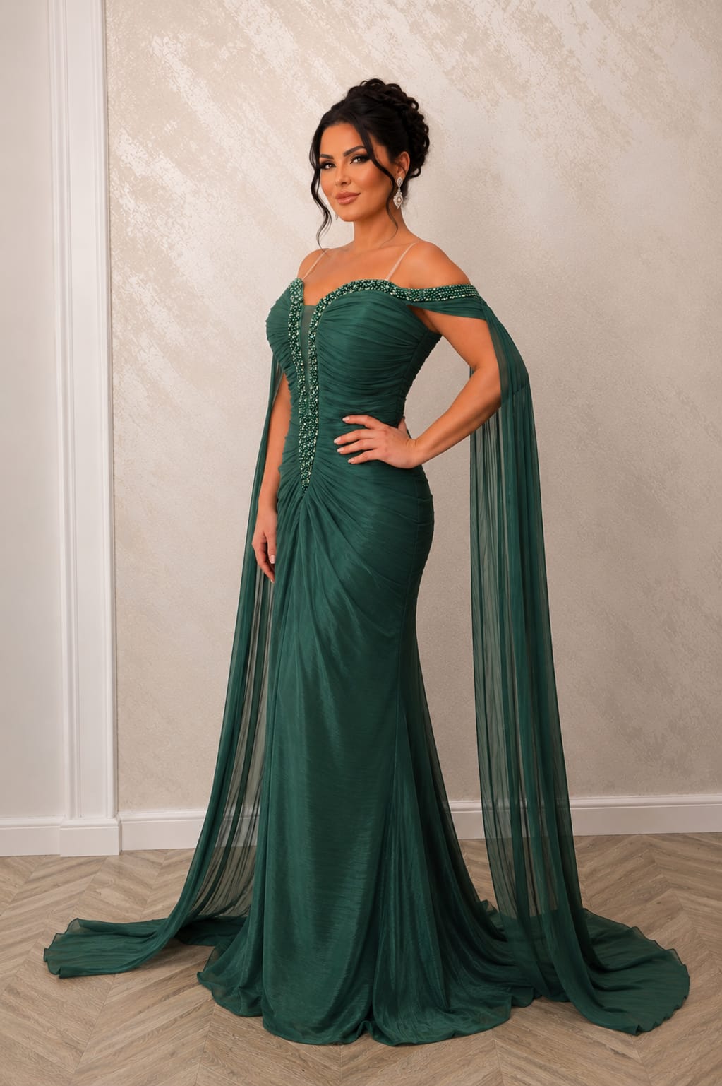 Rochia Emerald Goddess – rochie lunga verde smarald cu drapaje luxury si maeci tip capa. Ideala pentru nunti gale si evenimente elegante
