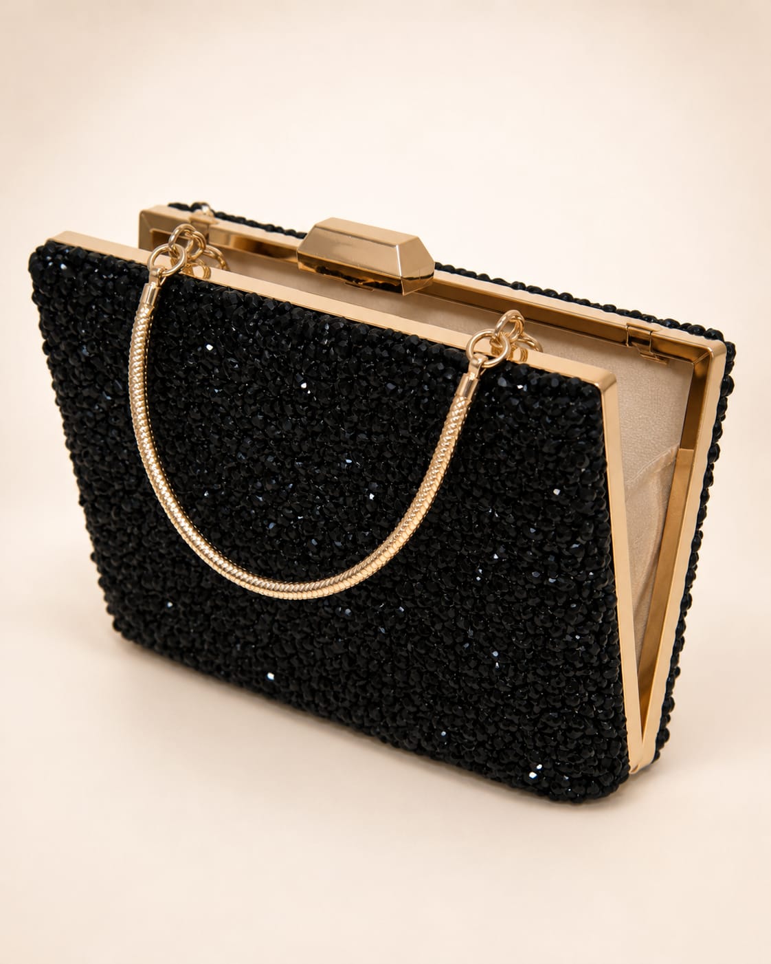 Clutch negru cu cristale si accesorii aurii – geanta eleganta de ocazie cu maner si lant