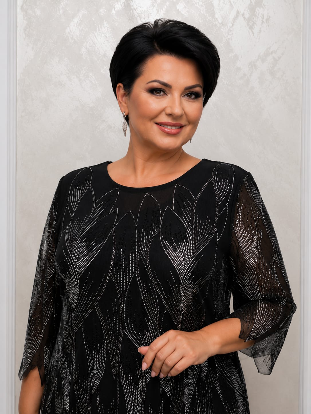 Rochia Teo Midi – Rochie midi eleganta pentru femei mature, cu cristale stralucitoare si croiala care avantajeaza silueta