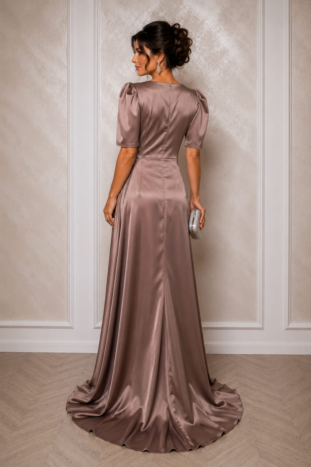 Rochia Tatiana – rochie lunga din satin premium cu maneci 3/4 ,drapaje care avantajează silueta in nuante de verde smarald si capuccino