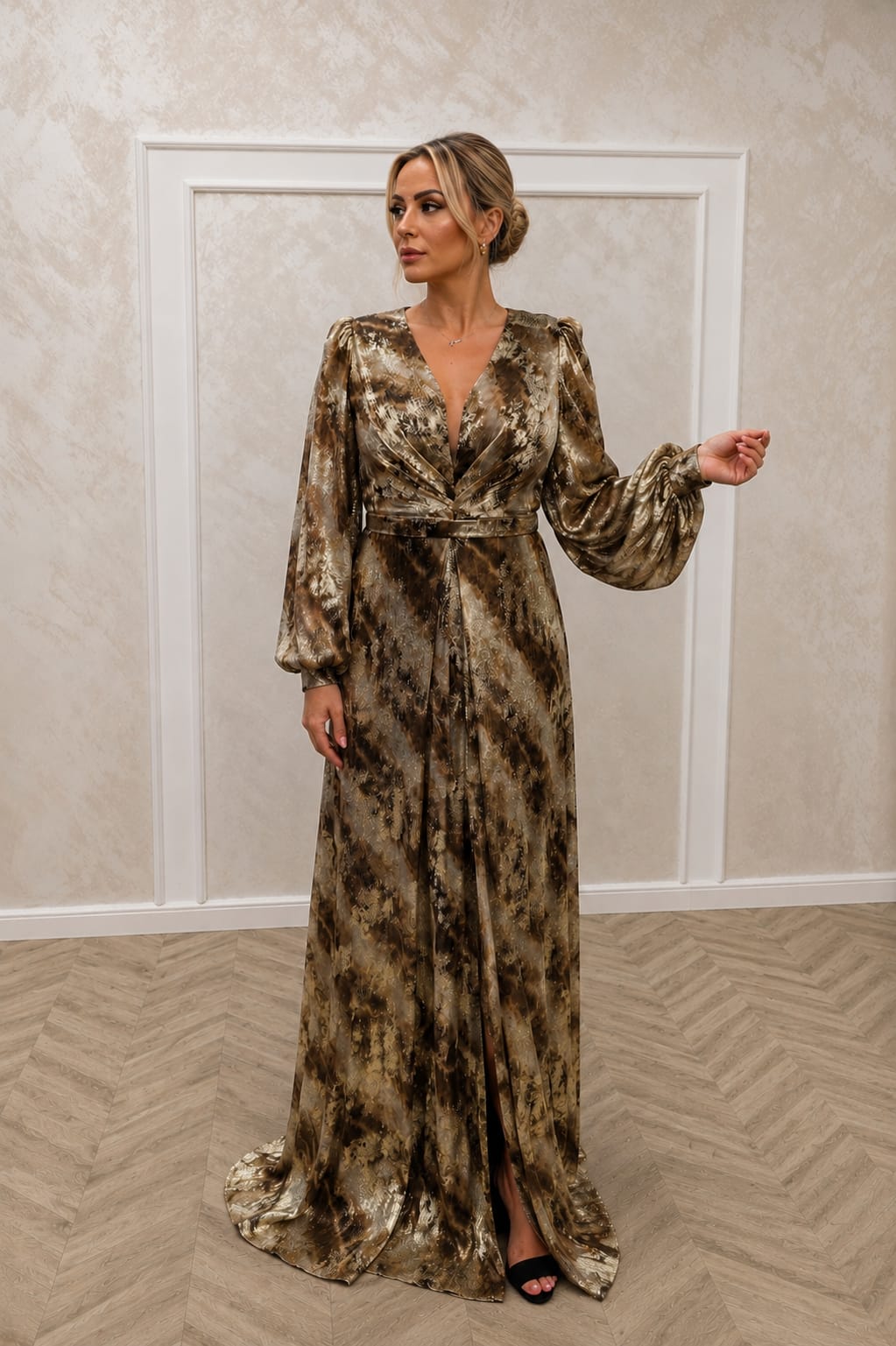 Rochia Gala-rochie lunga eleganta aurie cu maneci boho si decolteu petrecut